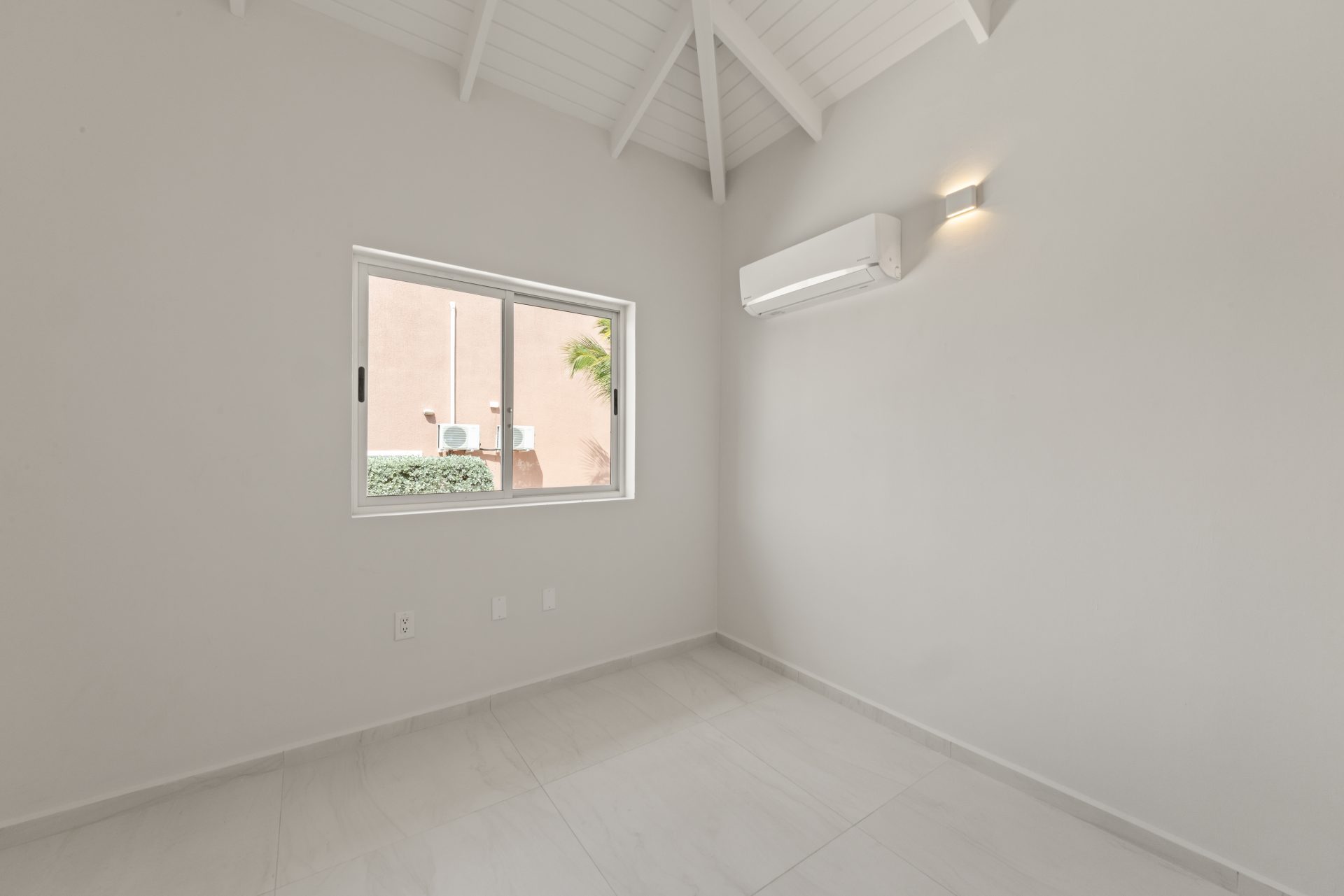 Curaçao real estate, Airbnb-ready bungalow for sale with bright bedroom and side window