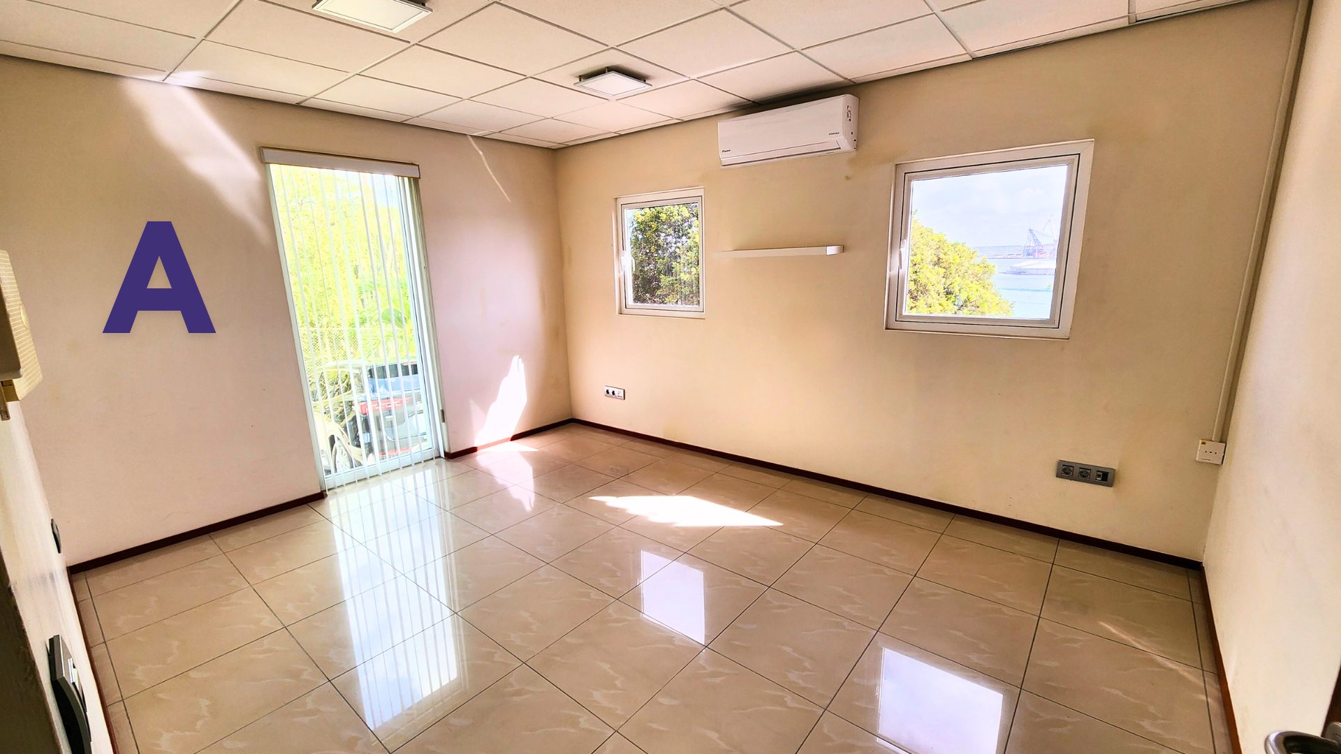 Functionele kantoorruimte met grote ramen en uitzicht, lichtinval, en moderne afwerking, geschikt voor professionals in Curaçao.