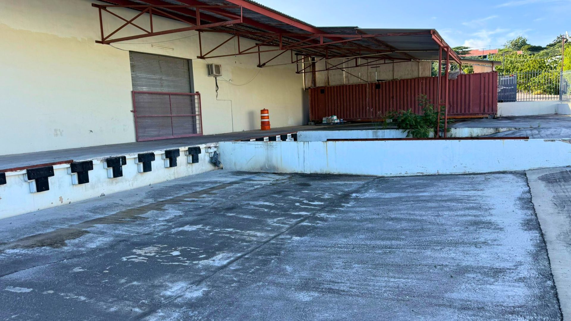 Centrale opslag loods in Saliña, Curaçao, met ruime opslagruimte, laadperron, en containerfaciliteiten, geschikt voor commerciële verhuur.