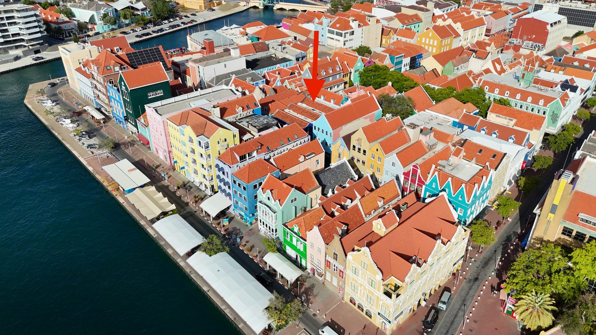Kleurrijke gebouwen en daken in Punda, Curaçao, met uitzicht op de haven en de boulevard, ideaal voor commerciële vastgoedontwikkeling.