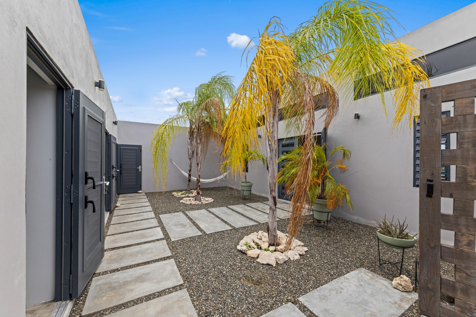 Jeremi Curaçao villa private courtyard with palm trees