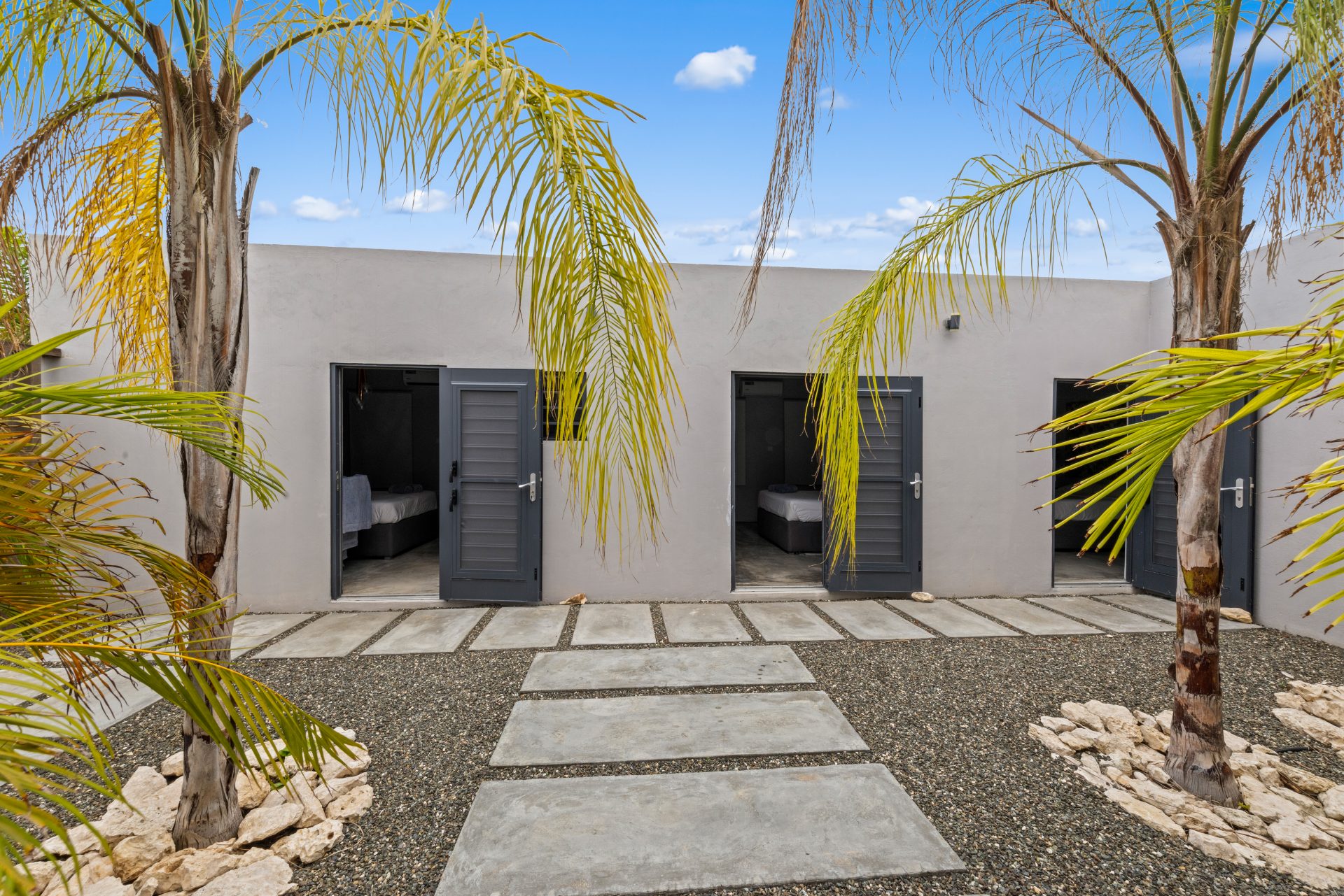 Jeremi Curaçao villa private courtyard with palm trees