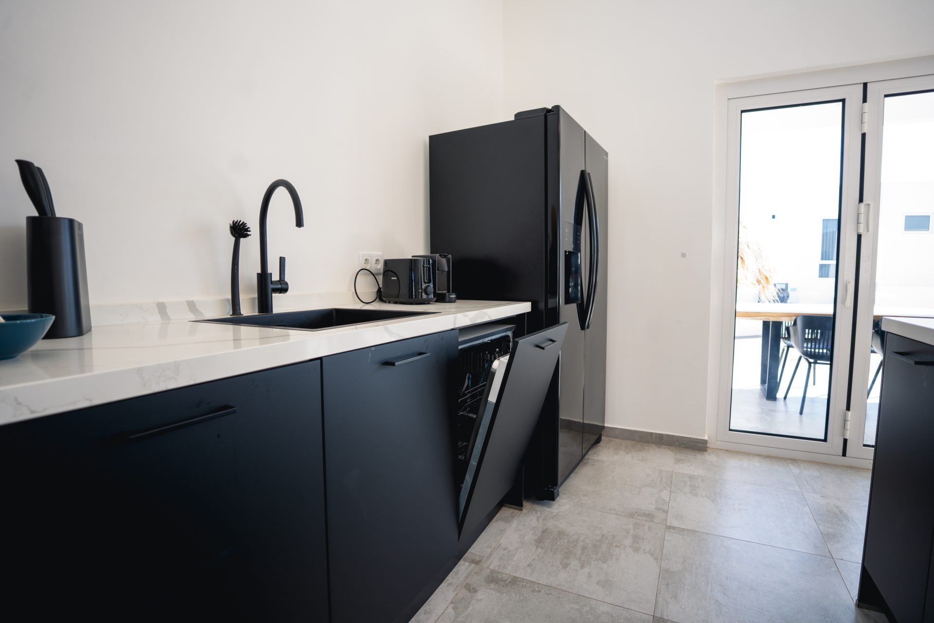 Curacao real estate for sale – Sleek kitchen featuring stainless steel appliances and a central island.