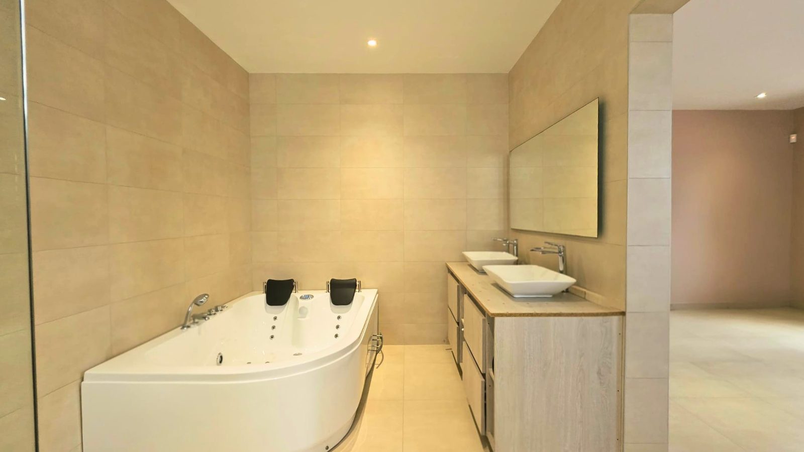 villa for sale in curaçao real estate at Harmonie luxury bathroom with soaking tub and double vanity
