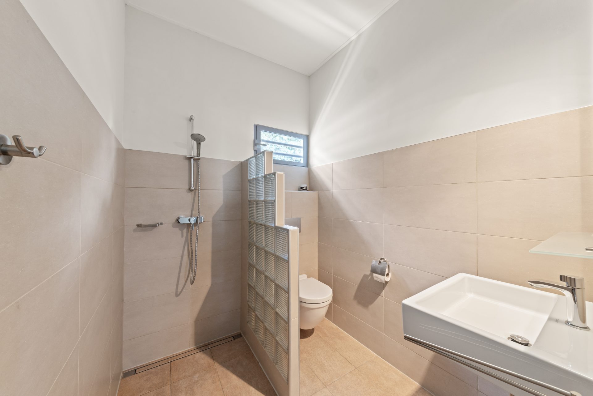 Curaçao real estate for sale modern bathroom with walk-in shower and built-in shelving.
