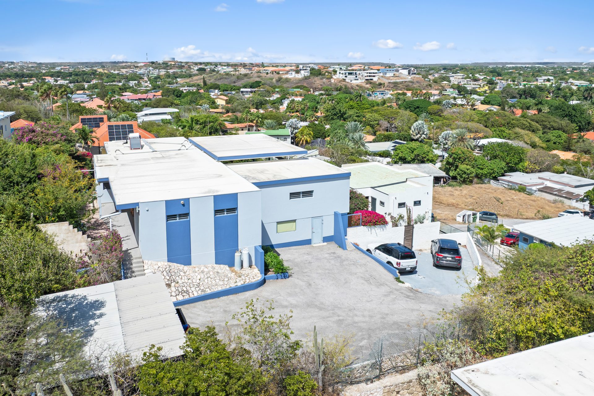Curaçao real estate for sale aerial view of property with driveway, parking area, and neighborhood surroundings.