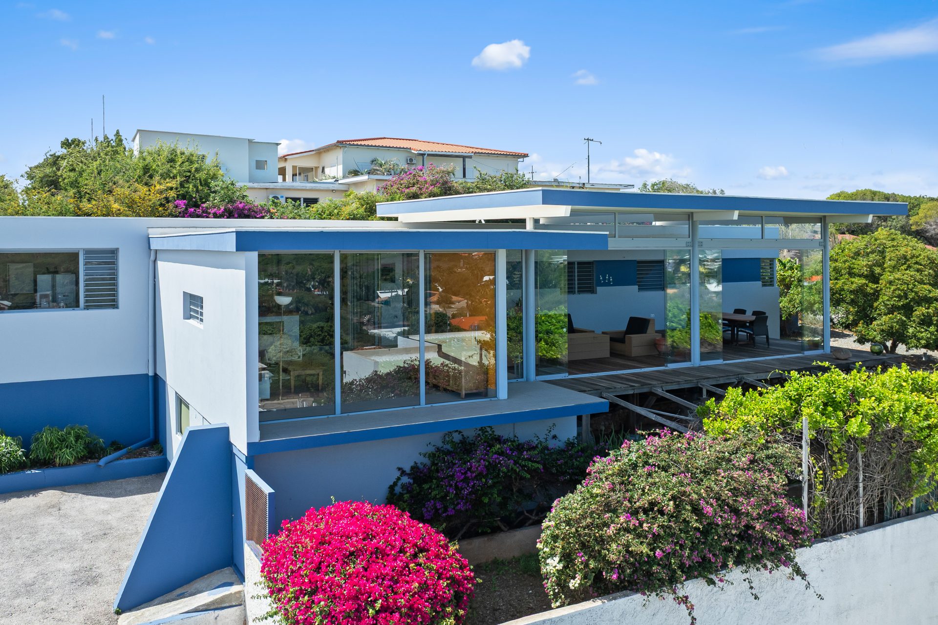 Curaçao real estate for sale private courtyard patio with dining set and flowering bougainvillea.